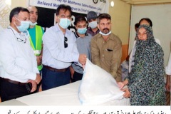 Administrator-Mayor-Karachi-distributing-Food-_-Grocery